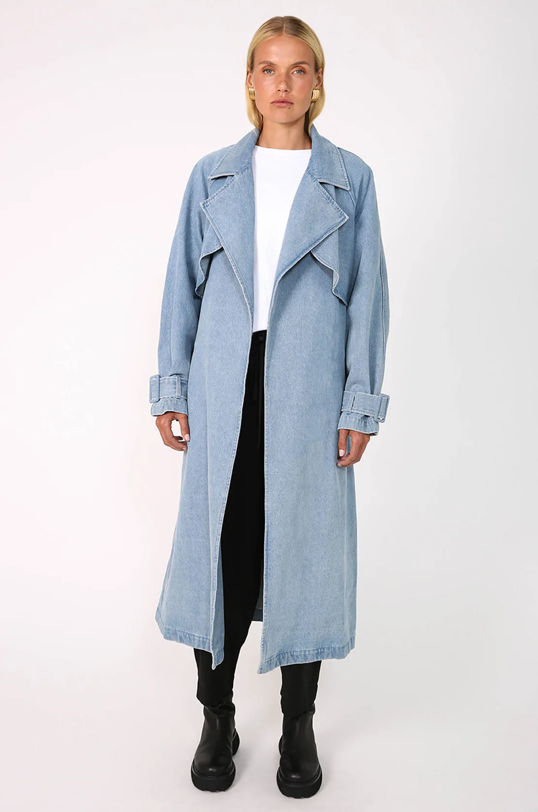 margin trench coat / washed blue denim